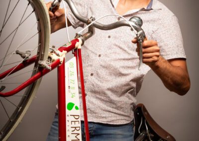 Portrait professionnel d'un commerçant avec son vélo