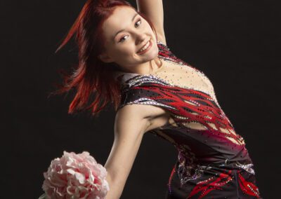 portrait d'une jeune gymnaste en studio