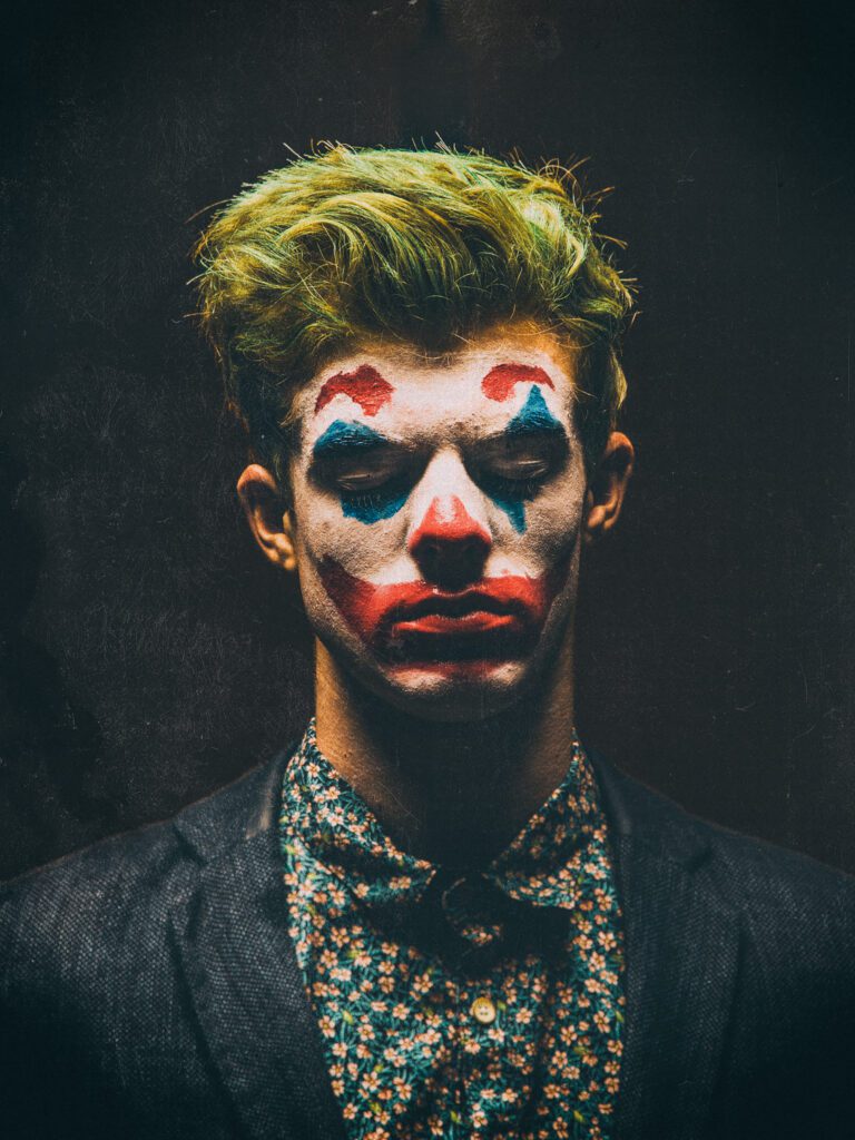 Portrait homme maquillé en Joker Marvel