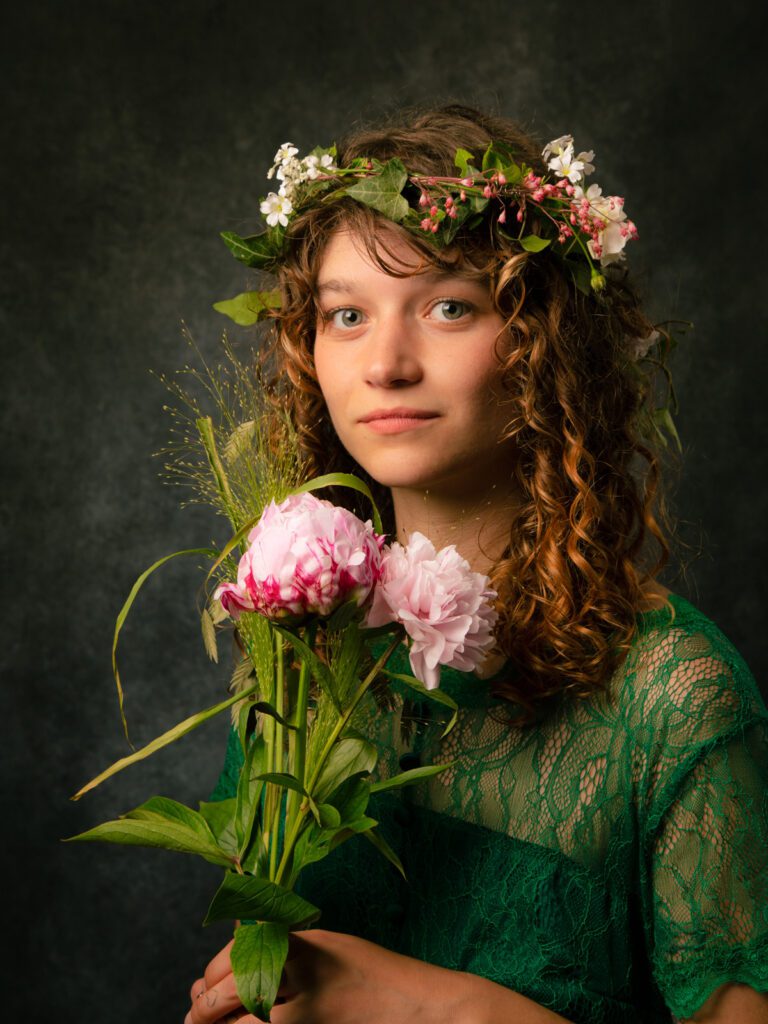 Portrait artistique fleuri d'une jeune femme