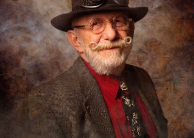 Portrait d'un homme âgé portant un chapeau style steampunk