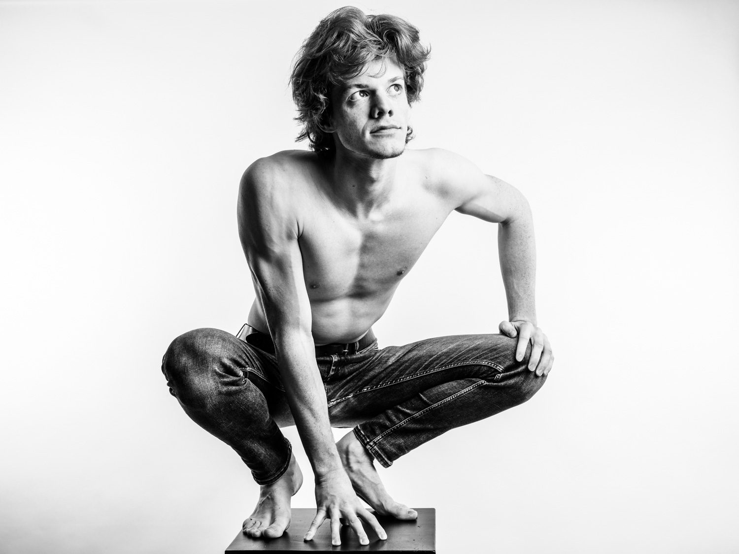 Portrait acteur en studio noir et blanc style Mick Jagger