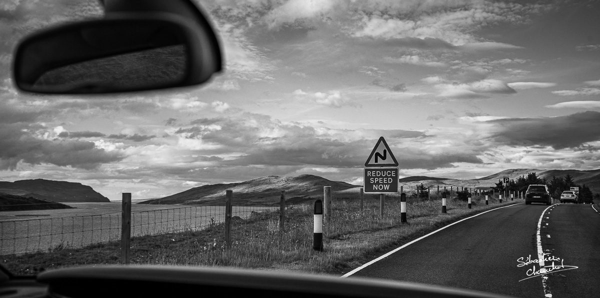 Une route de l'île de Skye en noir et blanc à travers le pare-brise